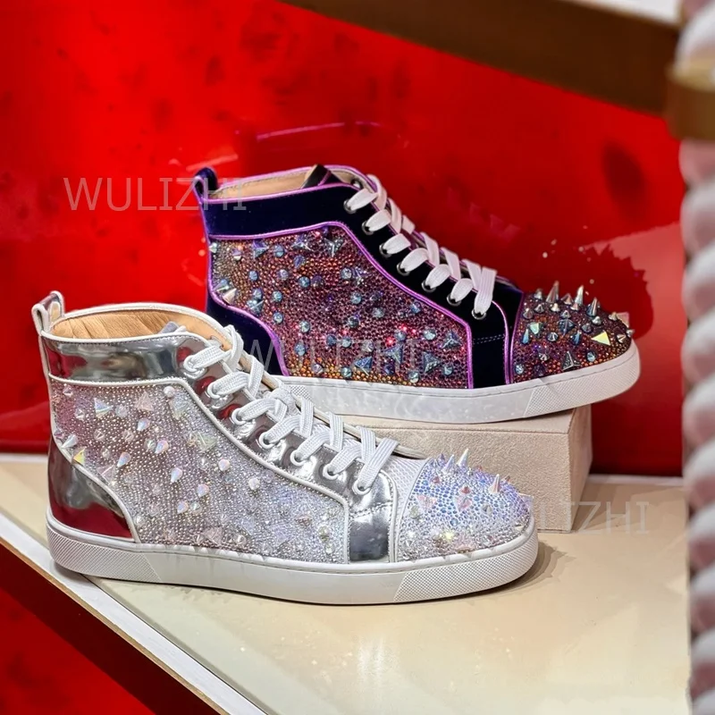 Men Shoes Boss - รองเท้าผ้าใบผู้ชายสีม่วงเข้มประดับคริสตัลแบบร้อยเชือก พื้นสีแดง รองเท้ากีฬาข้อสั้น ประดับเพชร หนังกลับ รองเท้าวิ่งลำลอง